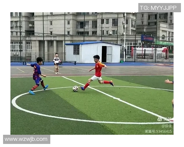 小学生足球明星墙展现青春活力与梦想追逐的精彩瞬间